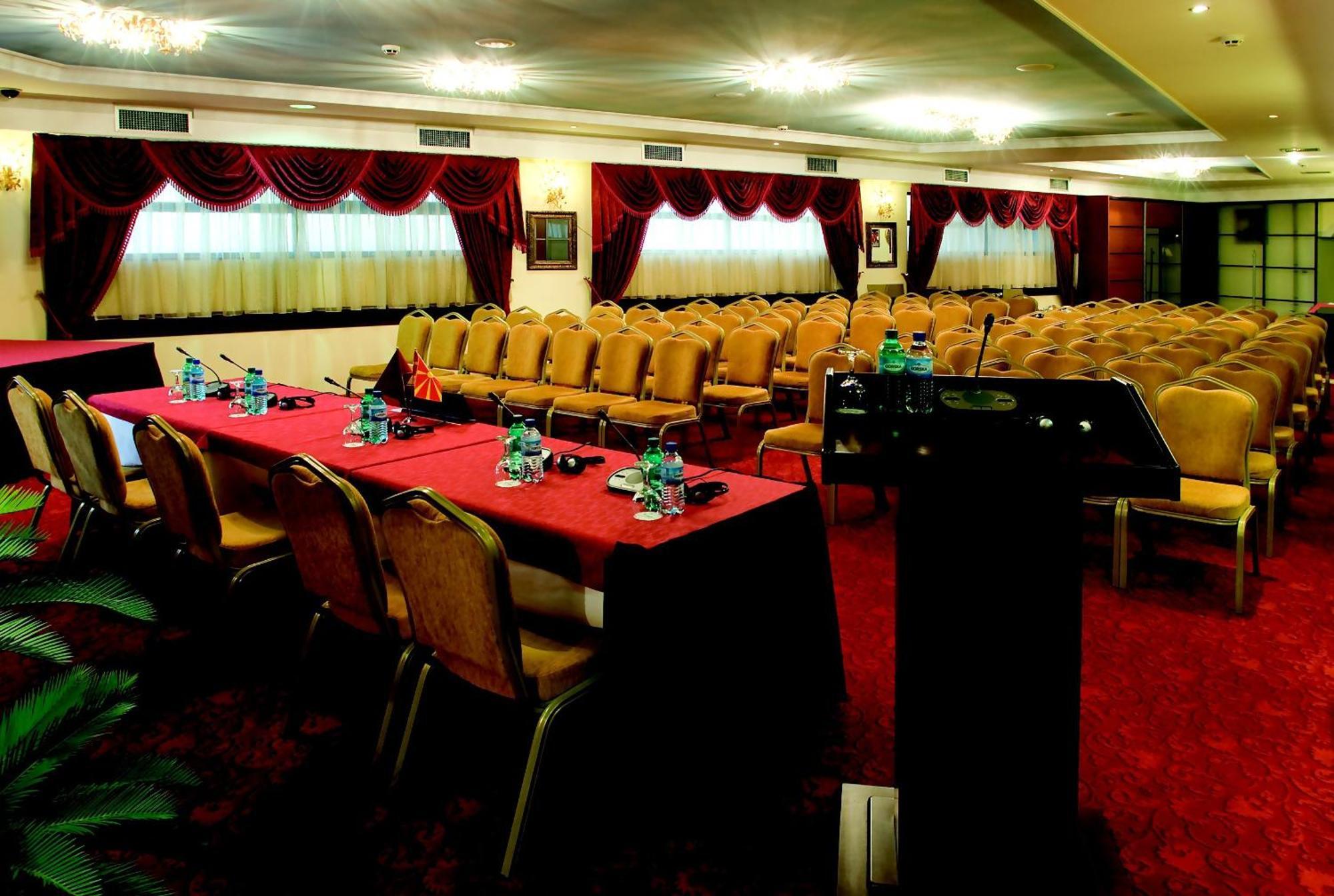 Stone Bridge Hotel Скопье Экстерьер фото