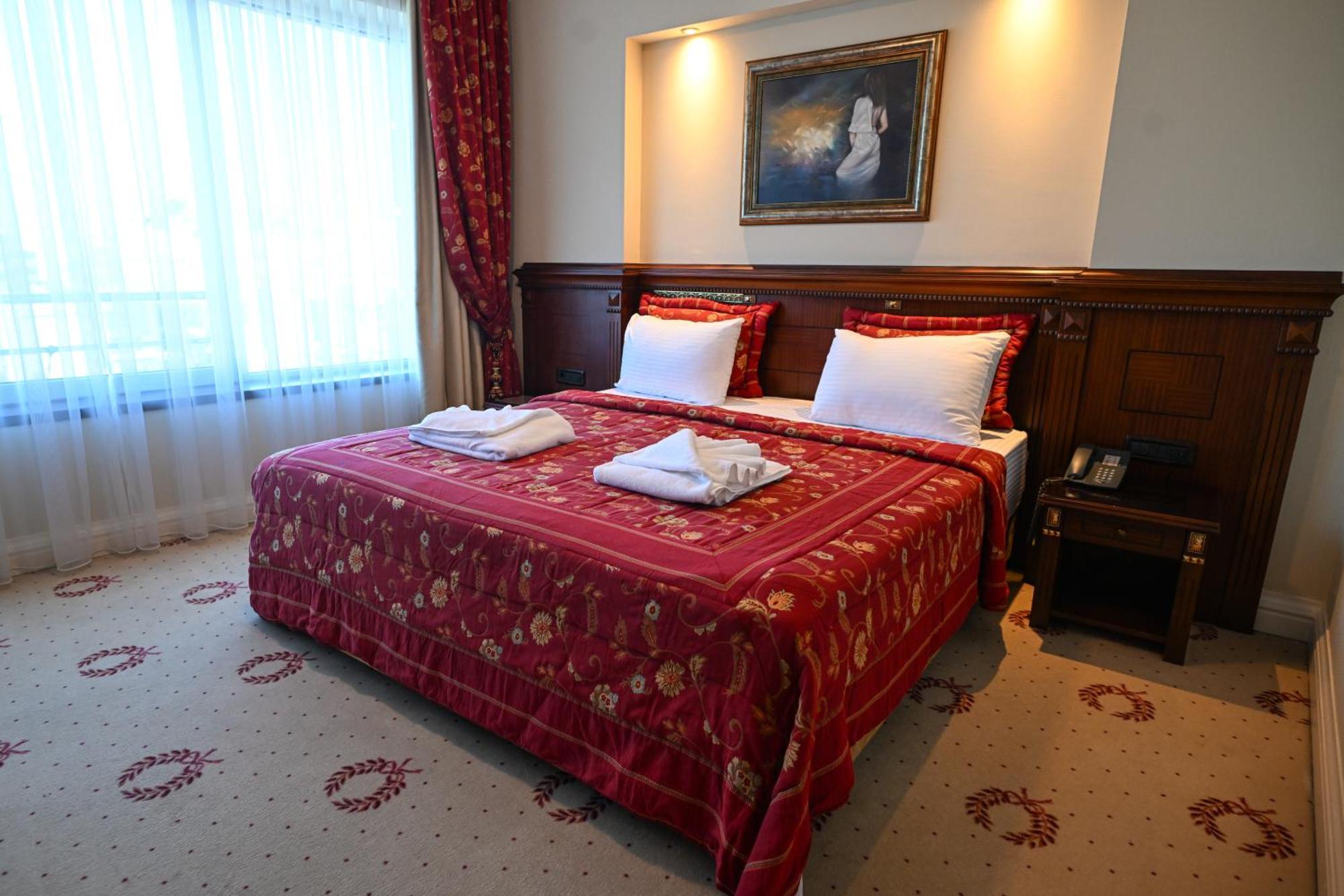 Stone Bridge Hotel Скопье Экстерьер фото