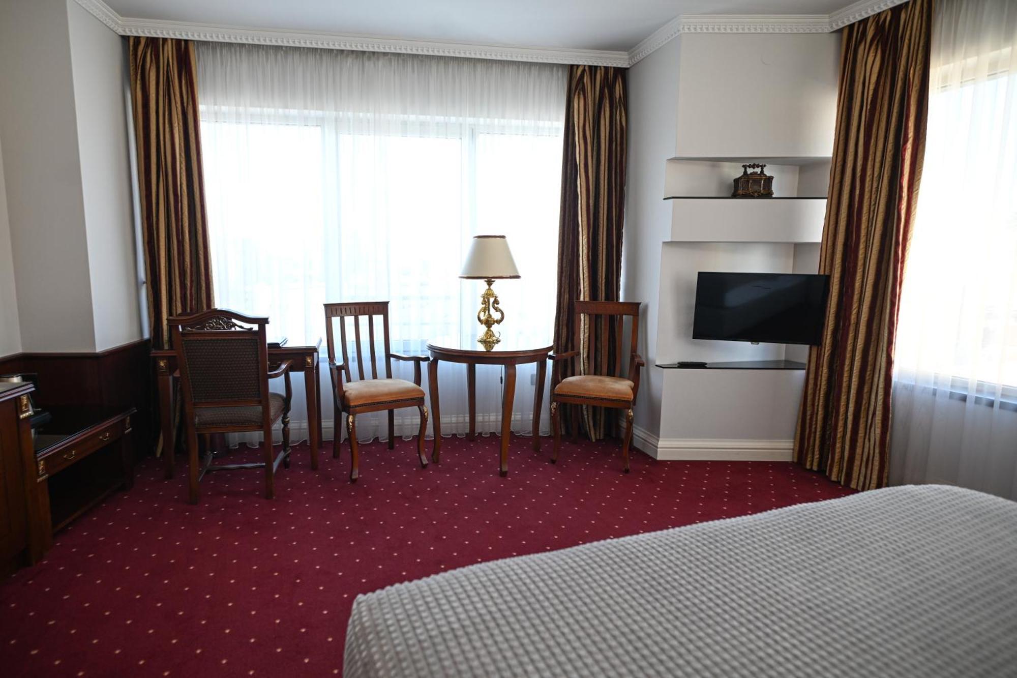 Stone Bridge Hotel Скопье Экстерьер фото