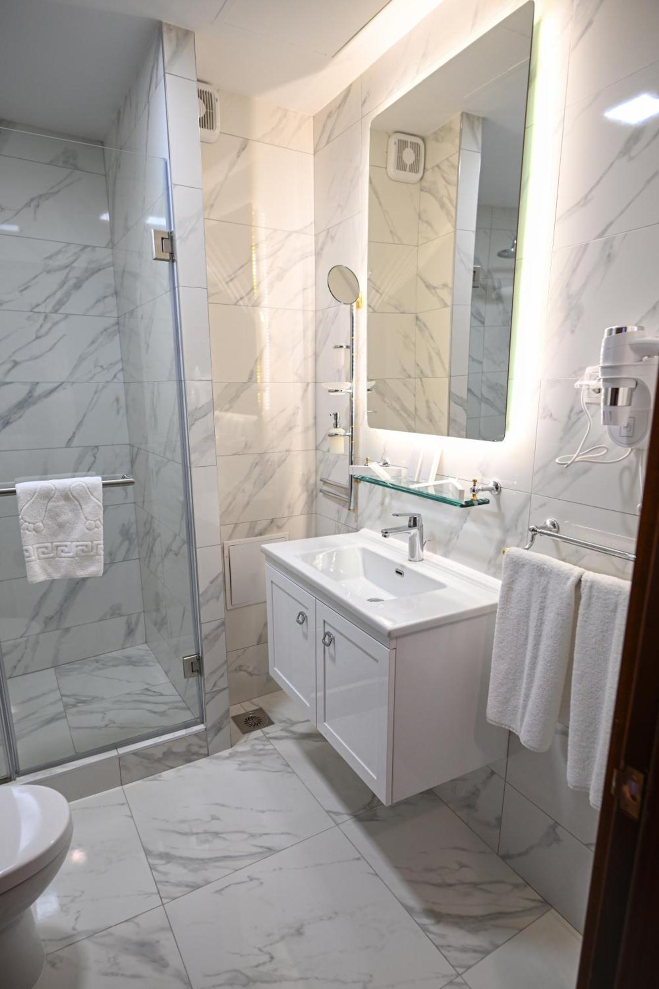 Stone Bridge Hotel Скопье Экстерьер фото