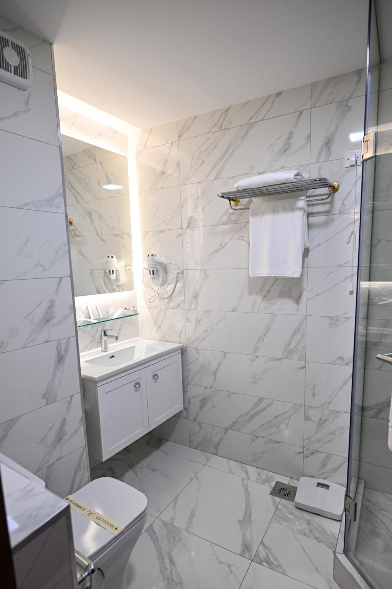 Stone Bridge Hotel Скопье Экстерьер фото